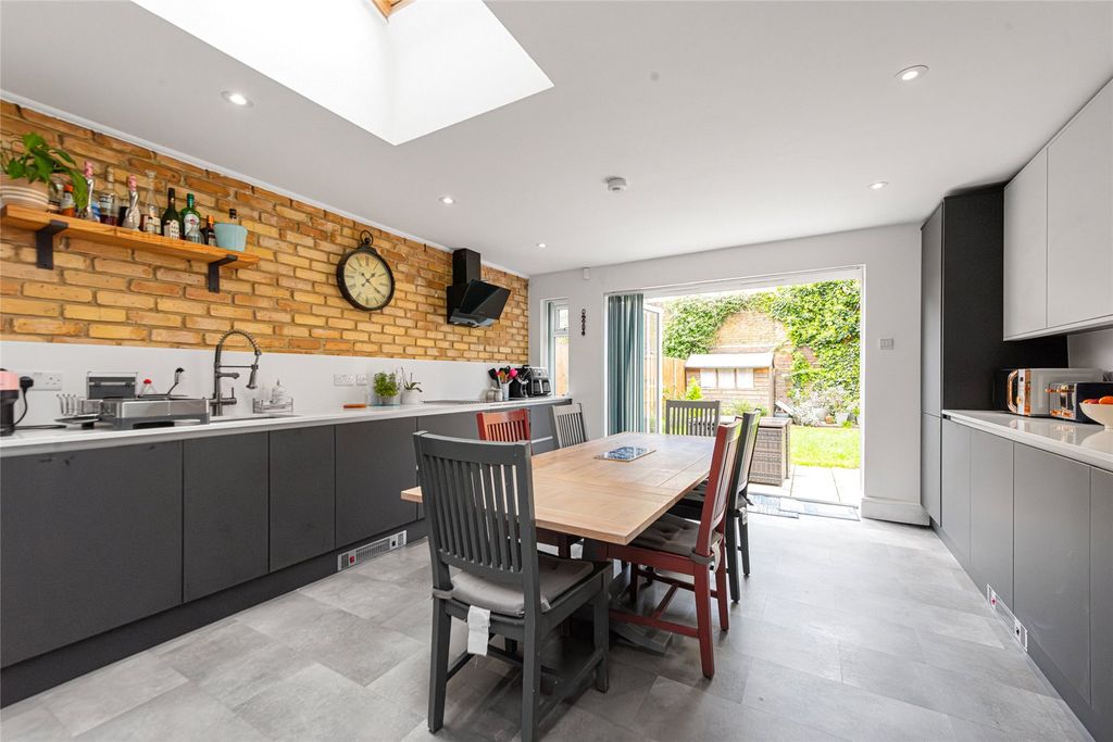 Property photo 2 of 21 Picture No. 17