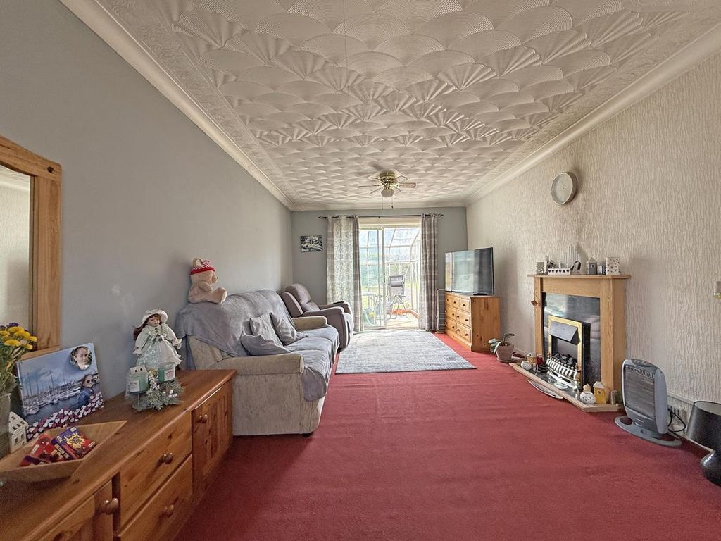 Property photo 3 of 15 Thames Gardens 5 - Lounge Front.Jpg