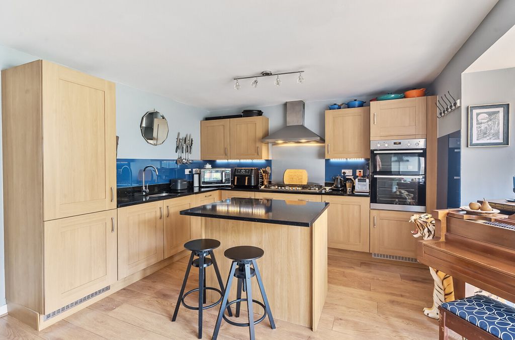 Property photo 2 of 18 Kitchen