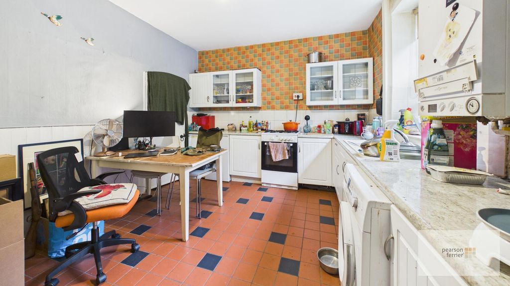 Property photo 3 of 8 Kitchen