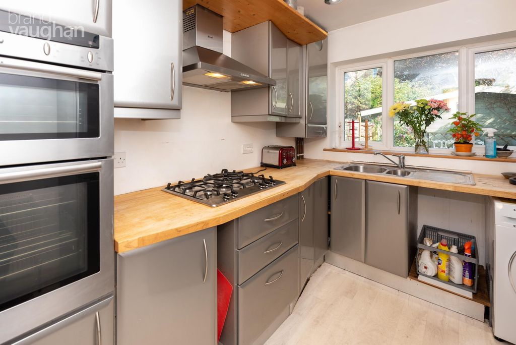 Property photo 2 of 9 Kitchen