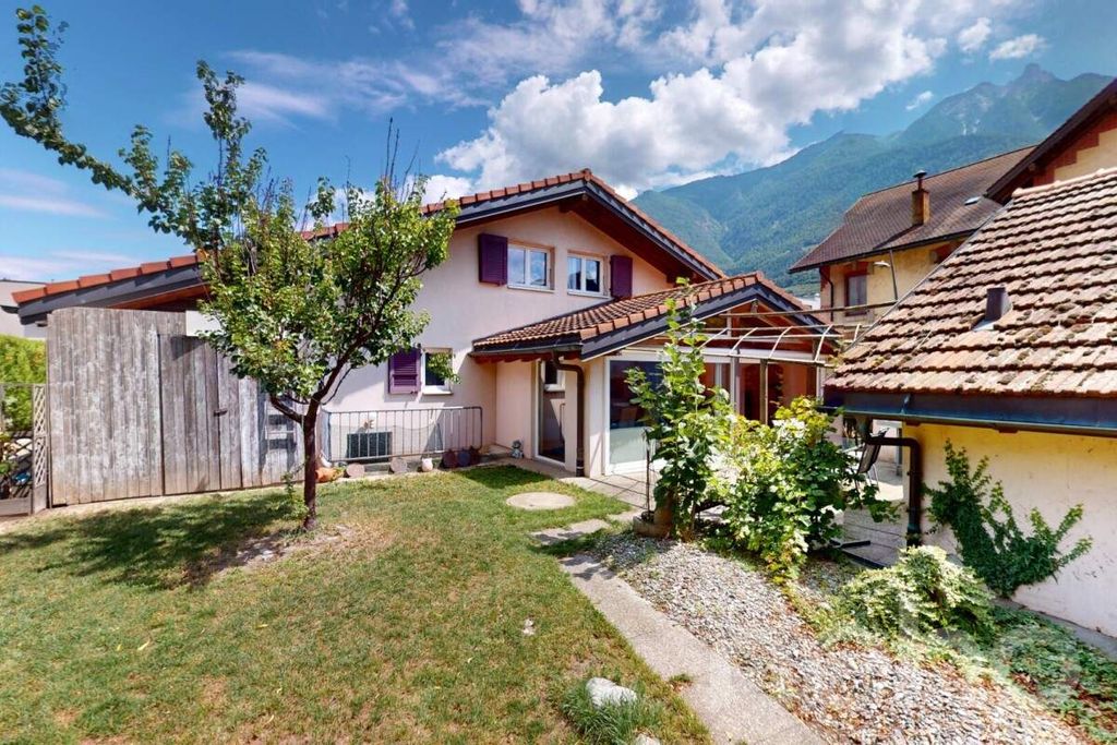 Property photo 1 of 12