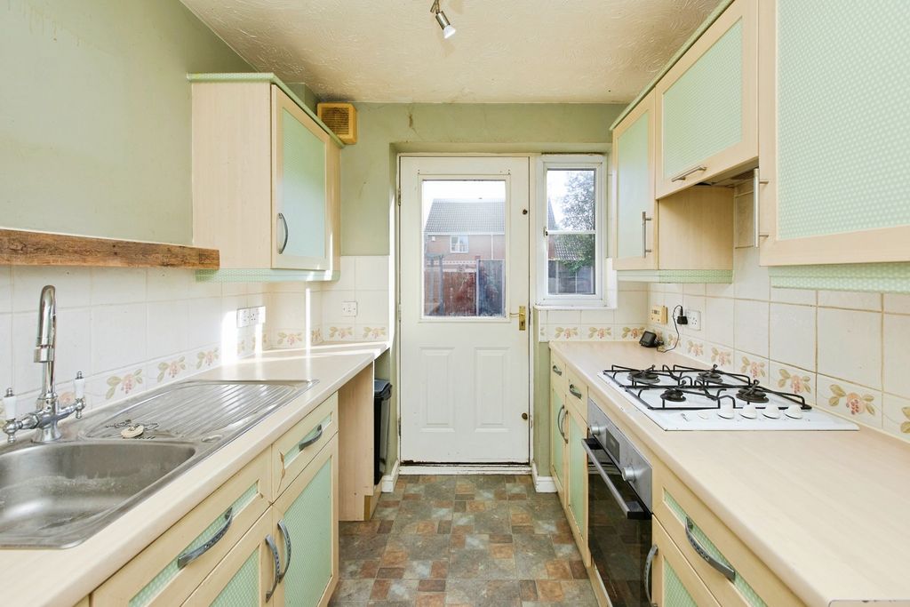 Property photo 3 of 18 Kitchen