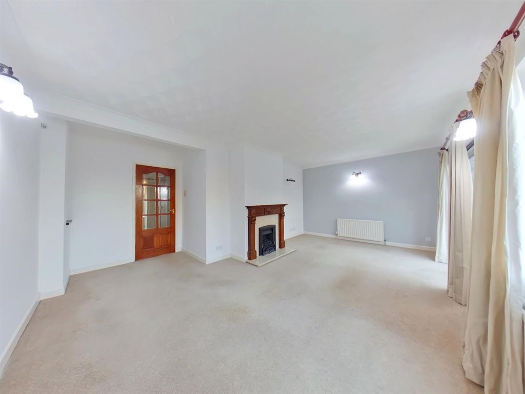 Property photo 3 of 17 Lounge