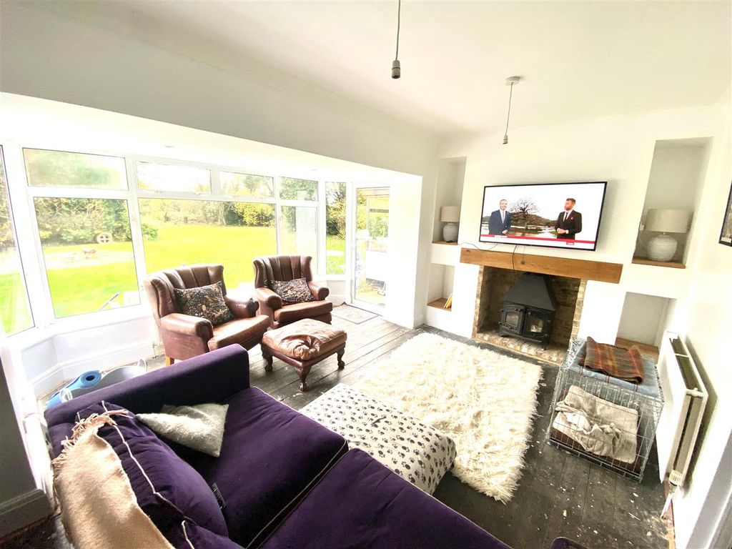 Property photo 3 of 17 Lounge 18.Jpg