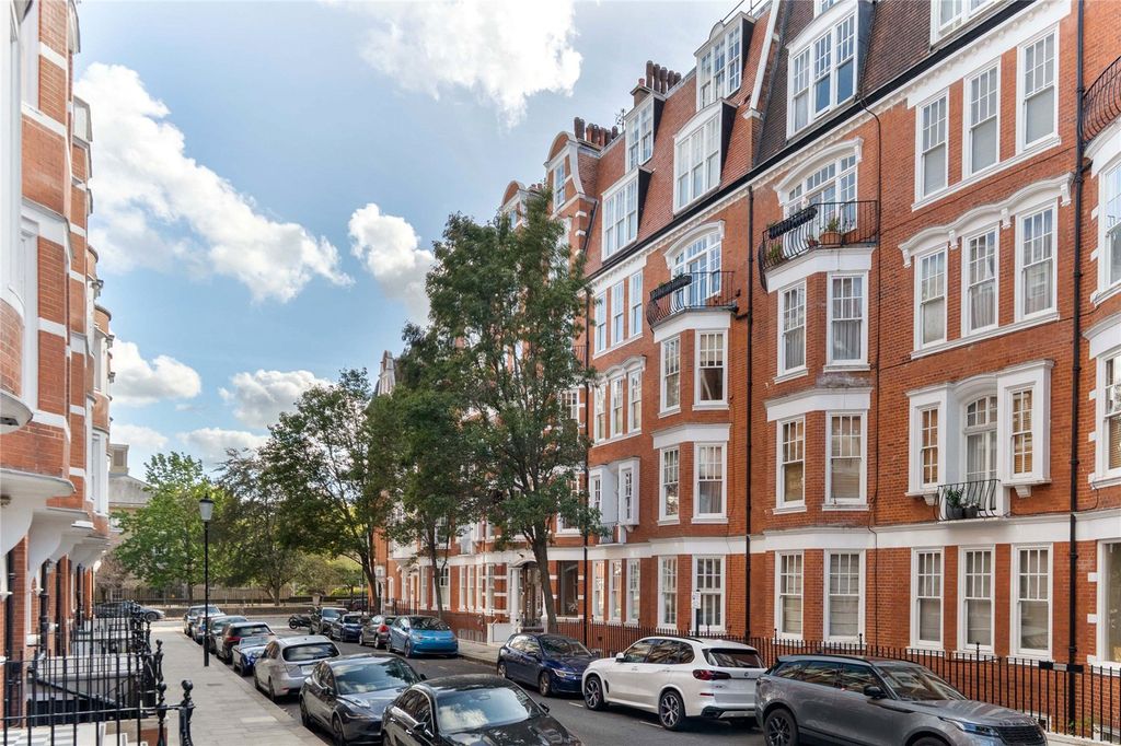 Property photo 1 of 11 Sloane Court West