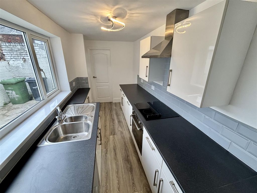 Property photo 3 of 10 Kitchen