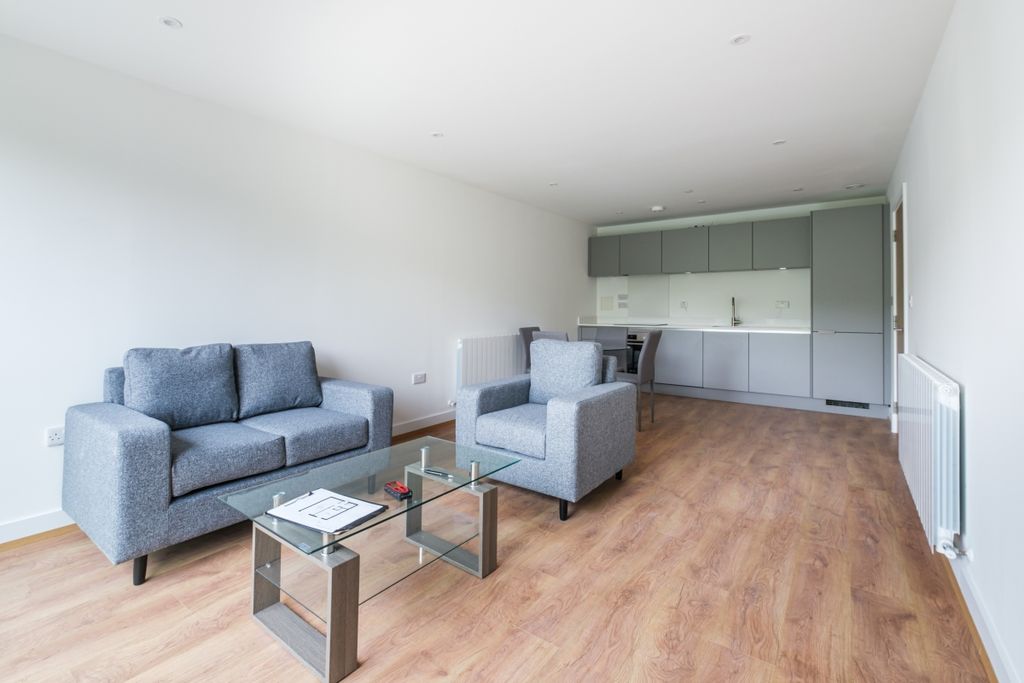 Property photo 1 of 6 155-Whyteleafe-Ho...