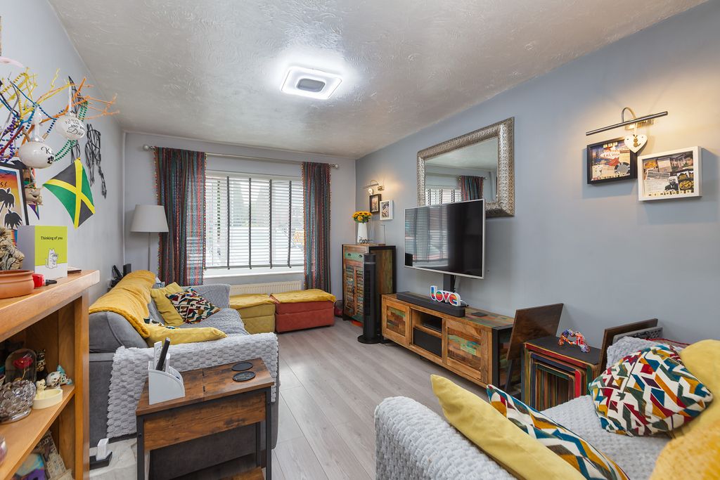 Property photo 3 of 16 Lounge