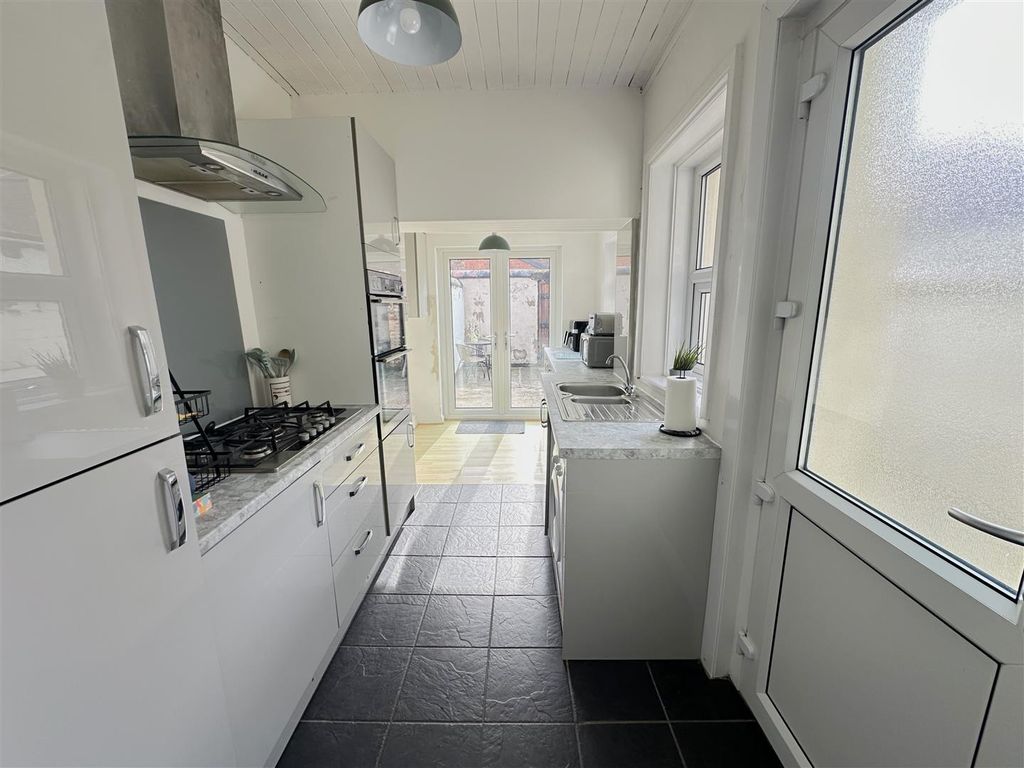 Property photo 2 of 23 Breakfast Kitchen