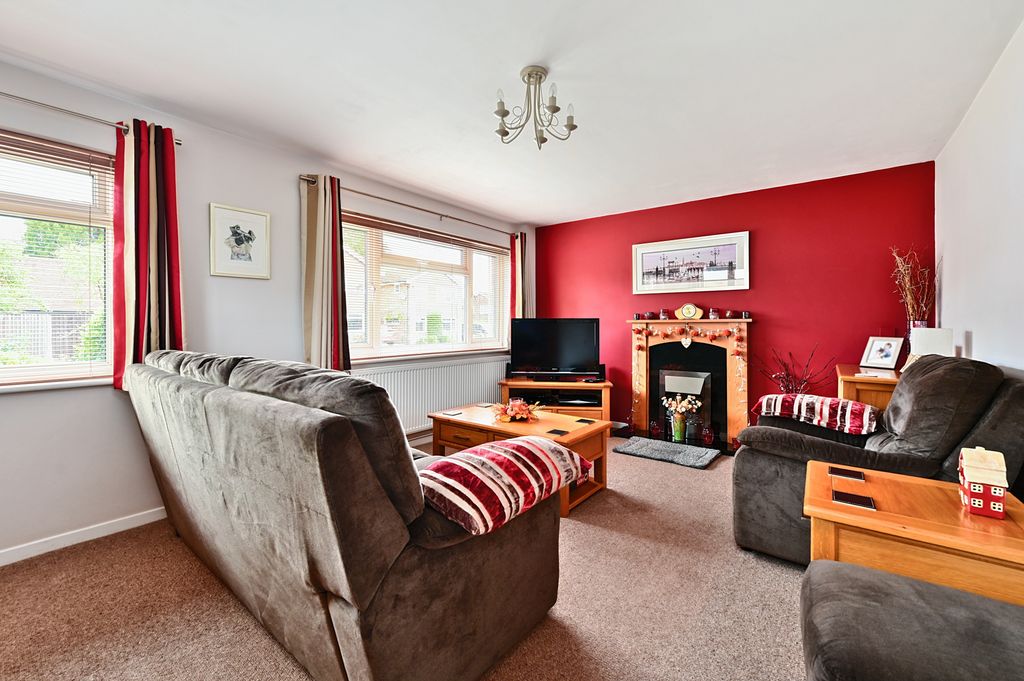 Property photo 2 of 11 4 Woodville Close (12)