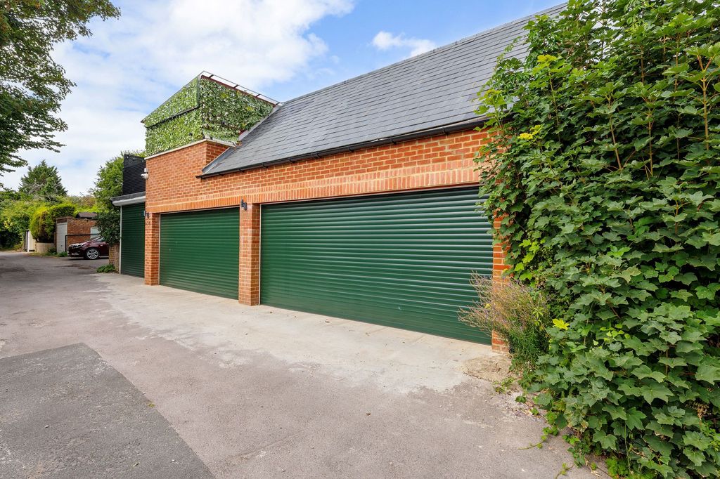 Property photo 2 of 22 Garages