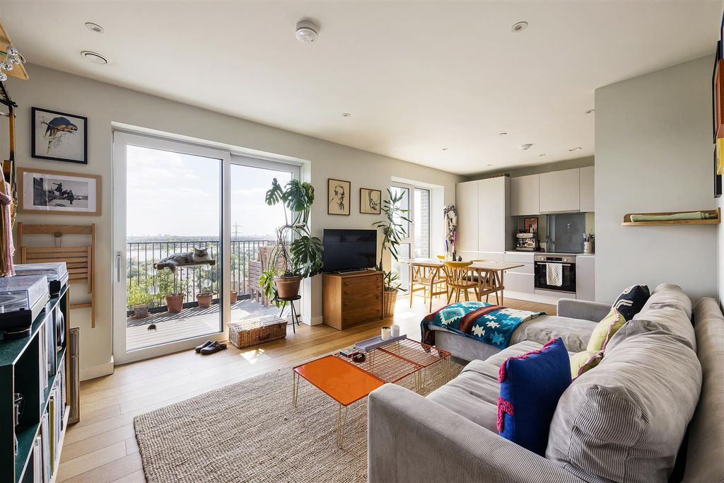 Property photo 2 of 30 Hale Wharf, N17