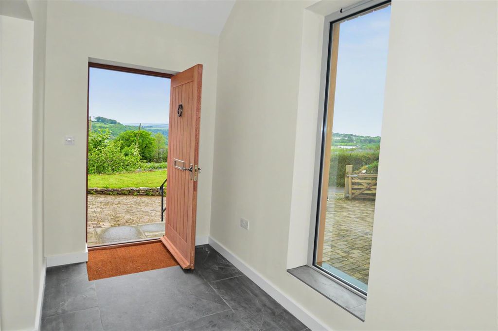 Property photo 3 of 19 Entrance Hall