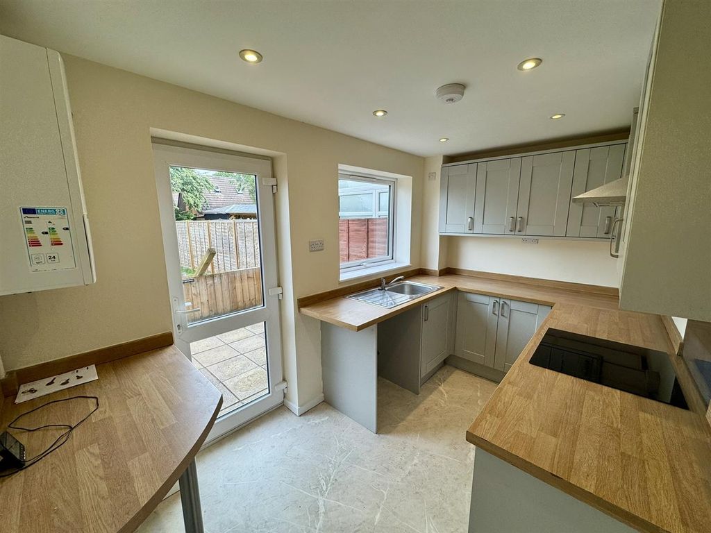 Property photo 3 of 15 Kitchen (2/2)