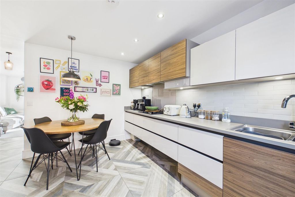 Property photo 3 of 17 Cam04235G0-Pr0152-Still003.Jpg