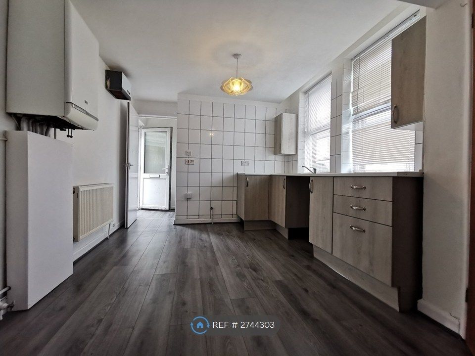 Property photo 3 of 14 Kitchen / Living Area