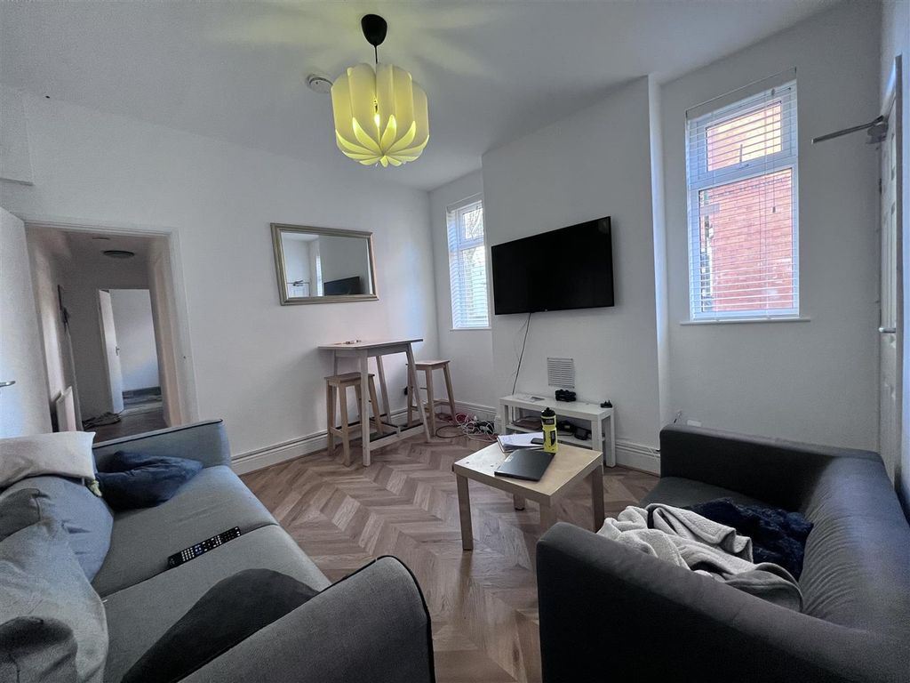 Property photo 1 of 10 Lounge