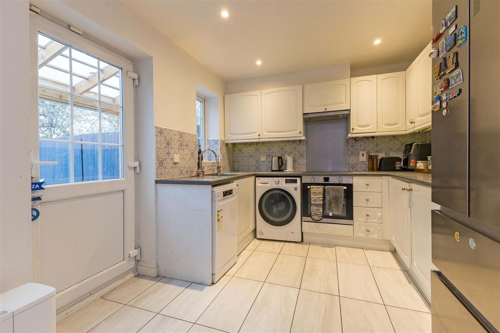 Property photo 3 of 18 46 Gervaise Close-10.Jpg