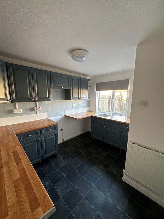 Property photo 3 of 11 Kitchen