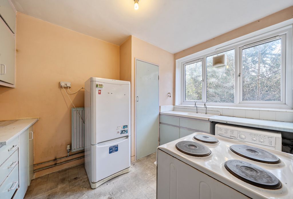 Property photo 3 of 9 1400727-16-696A50...