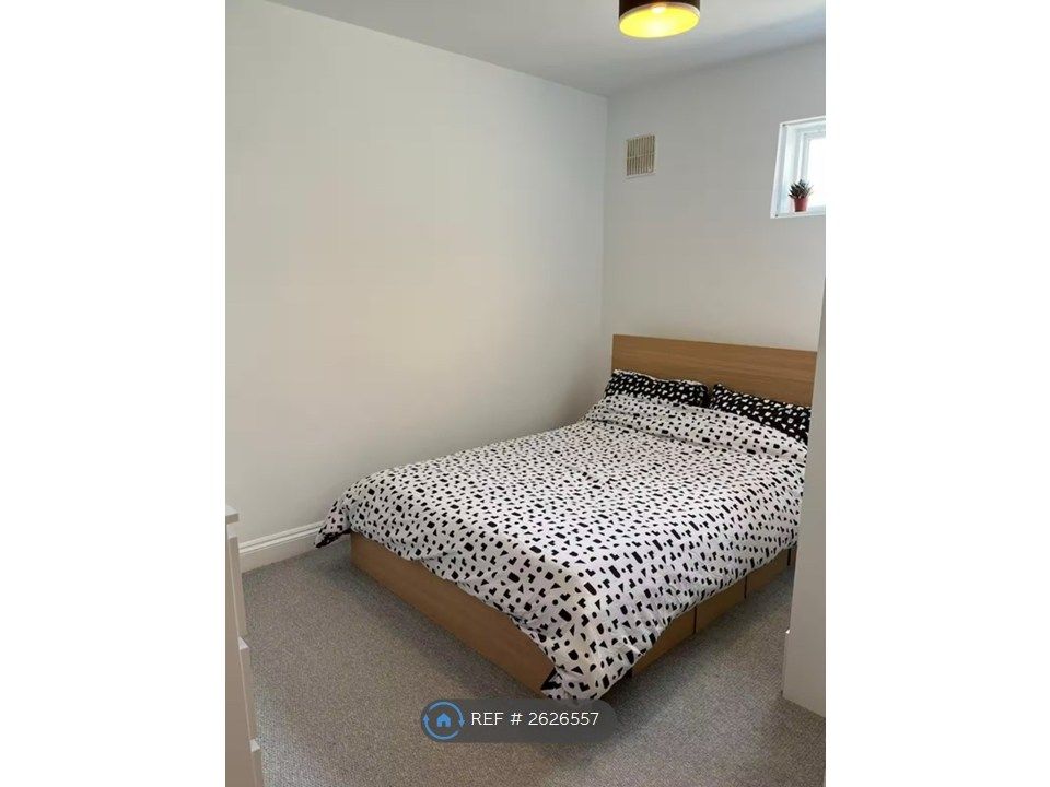 Property photo 3 of 9 Bedroom 1  (13x10)