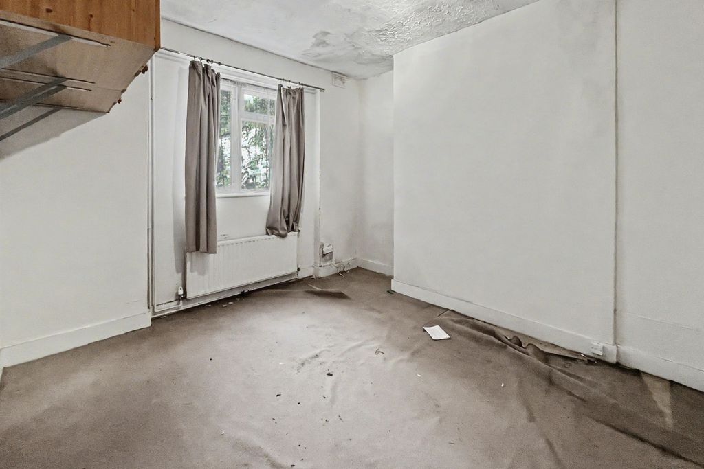Property photo 2 of 22 60A Asylum Road, London Se15 2Lw