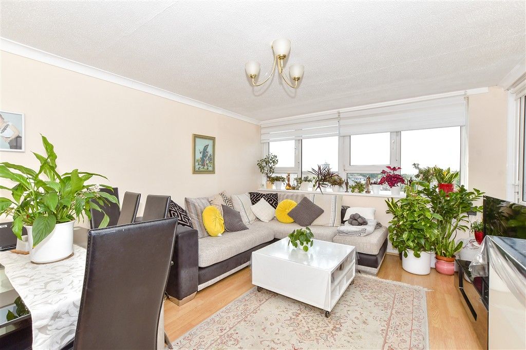 Property photo 1 of 8 Lounge