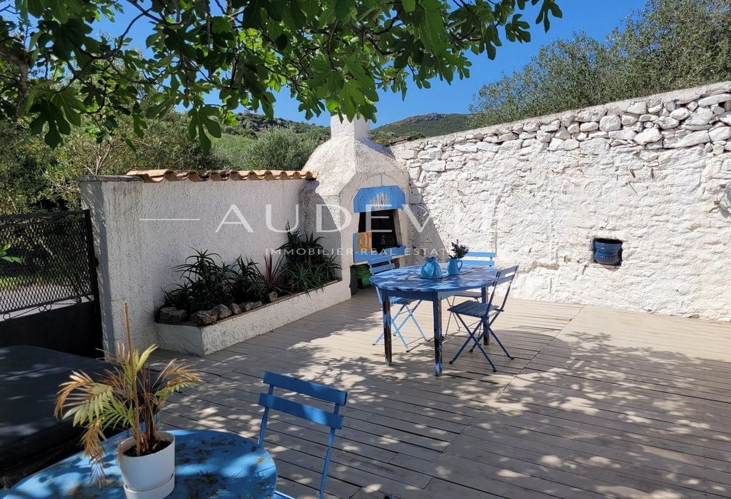 Property photo 1 of 13 4-Bedroom House With Courtyard – Corbières