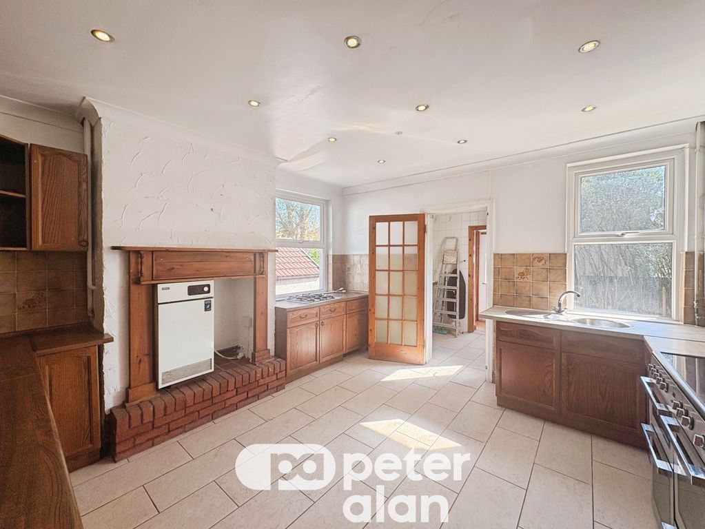 Property photo 3 of 20 Kitchen1