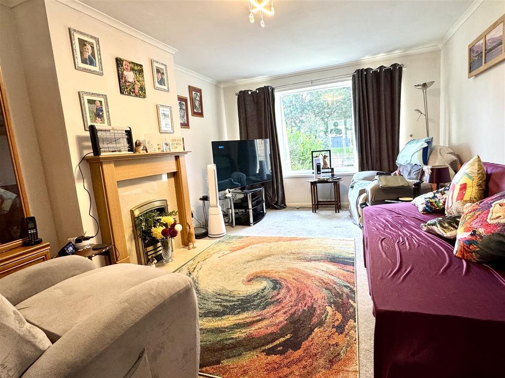 Property photo 3 of 14 Lounge: