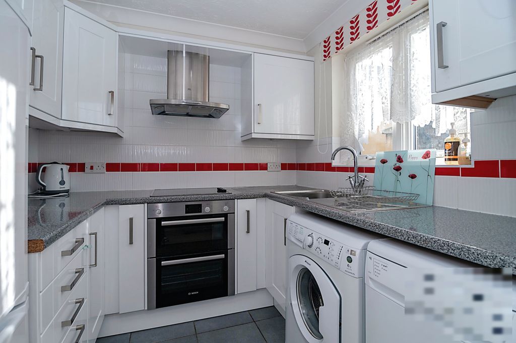 Property photo 3 of 10 Kitchen