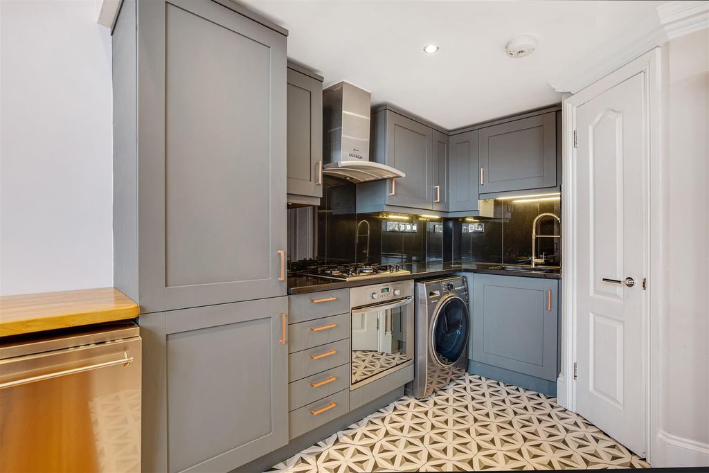 Property photo 3 of 8 Davies_And_Davies-_Flat_5__80_Tollington_Park2.Jpg