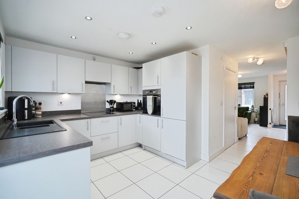 Property photo 3 of 18 Kitchen/Diner