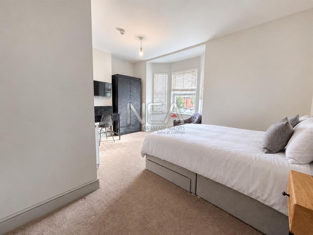 Property photo 3 of 11 Room Five