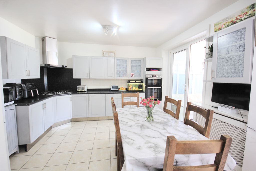 Property photo 2 of 31
