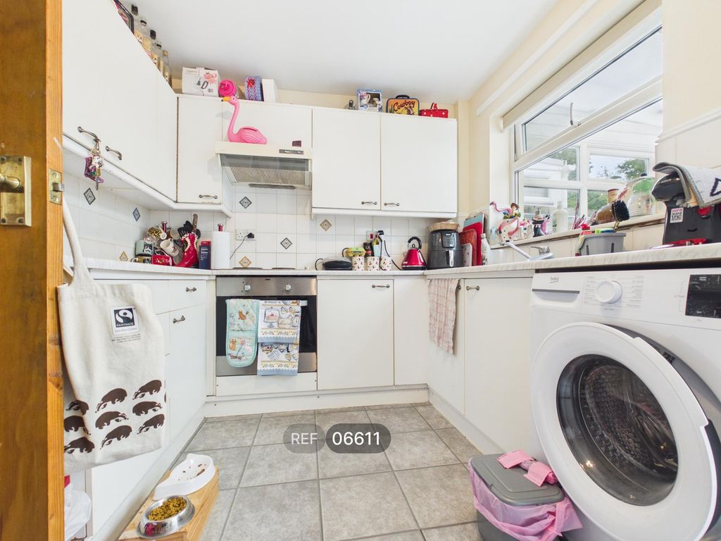 Property photo 2 of 11 Kitchen