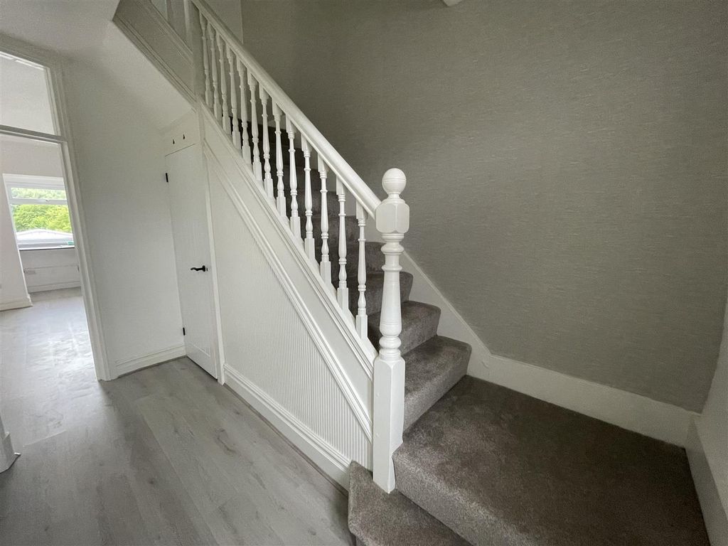 Property photo 3 of 21 Entrance Hallway