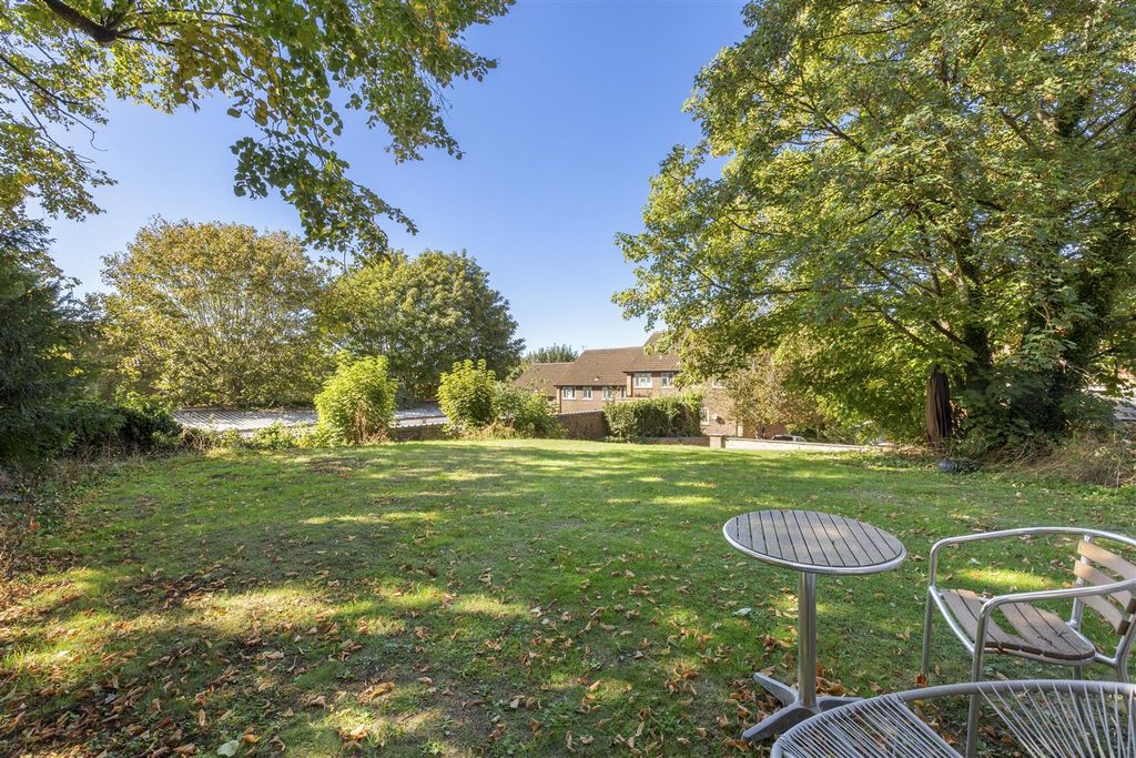 Property photo 2 of 11 Amersham Hill-15.Jpg