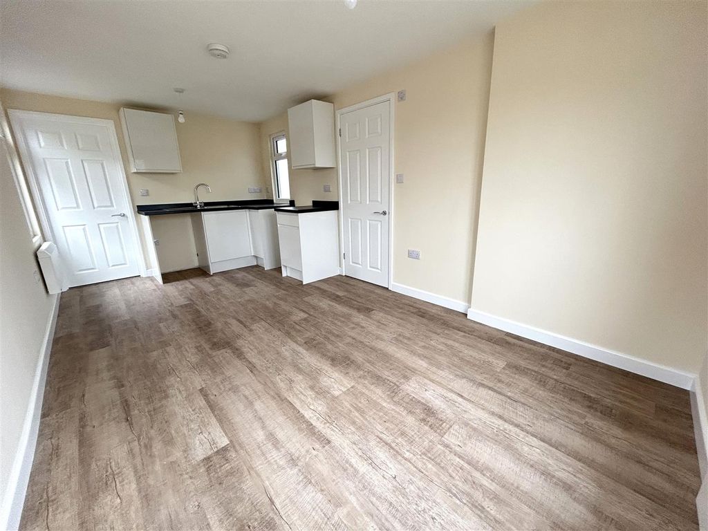 Property photo 2 of 7 Lounge/Kitchenette