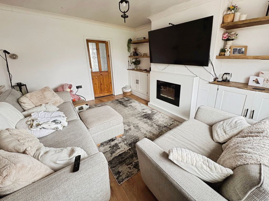 Property photo 2 of 18 Lounge