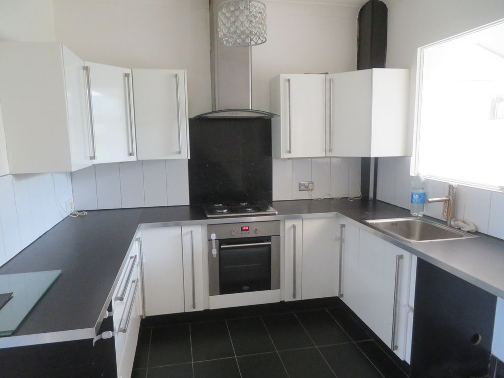 Property photo 3 of 7 Kitchen