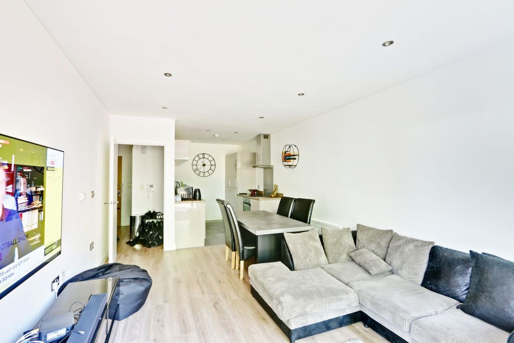 Property photo 2 of 14 Lounge