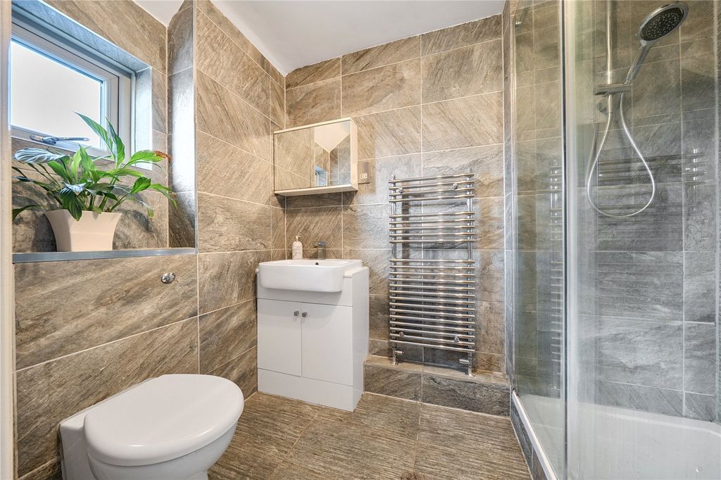 Property photo 2 of 22 Ensuite