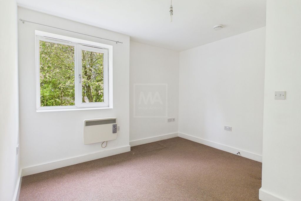 Property photo 3 of 7 Bedroom One