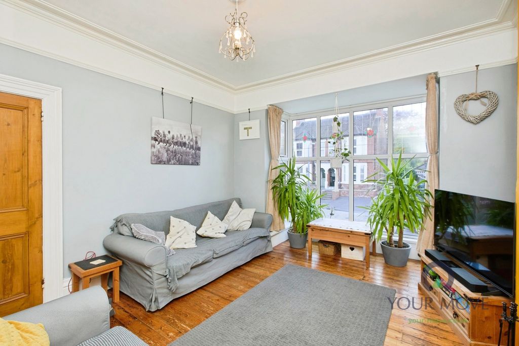 Property photo 3 of 33 Lounge