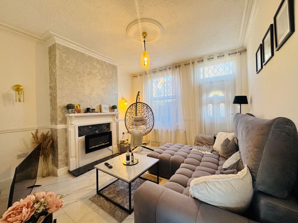 Property photo 2 of 7 Living Room