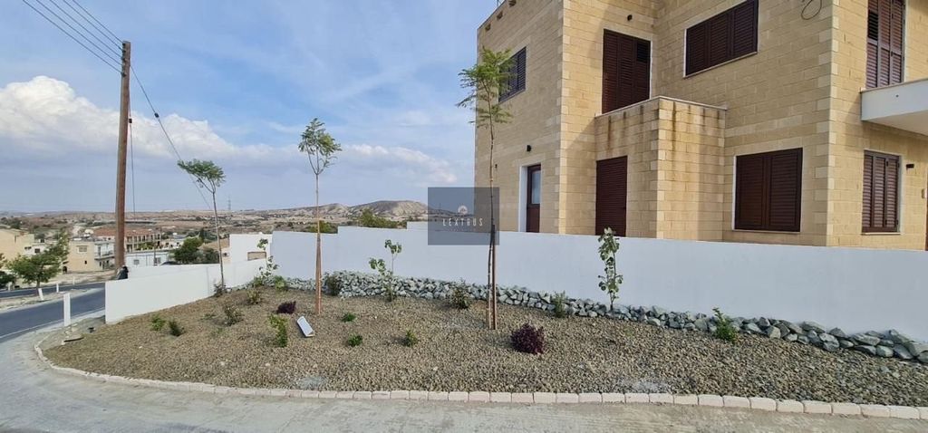 Property photo 2 of 24