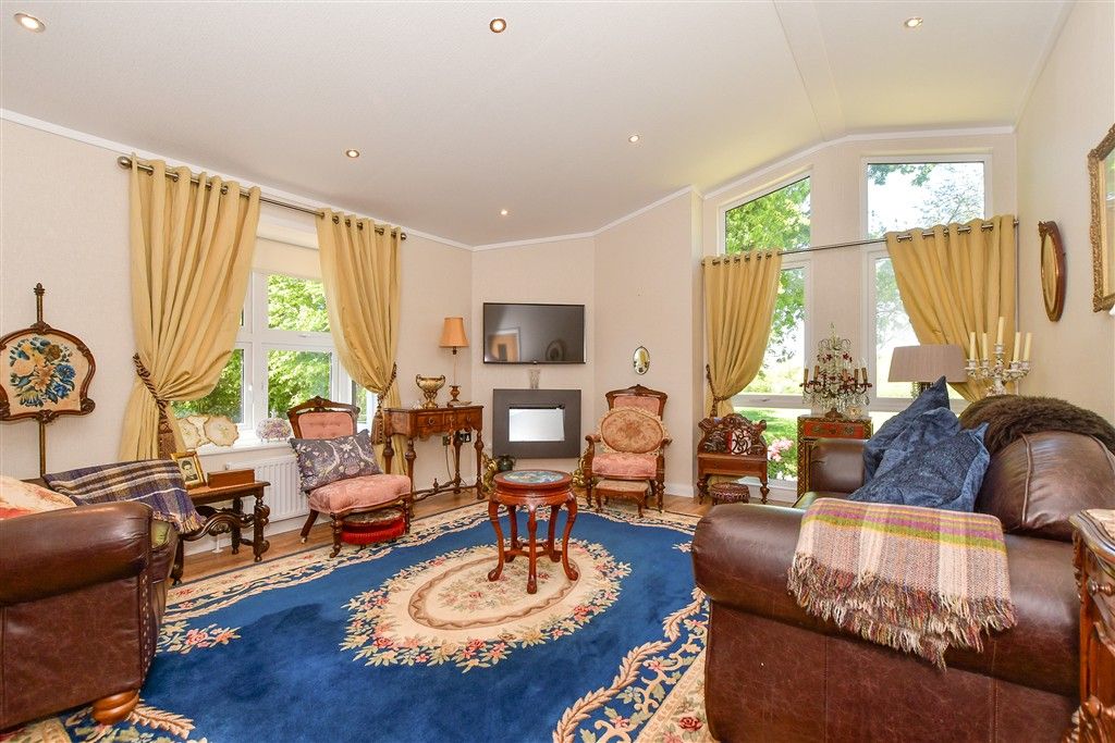 Property photo 3 of 10 Lounge