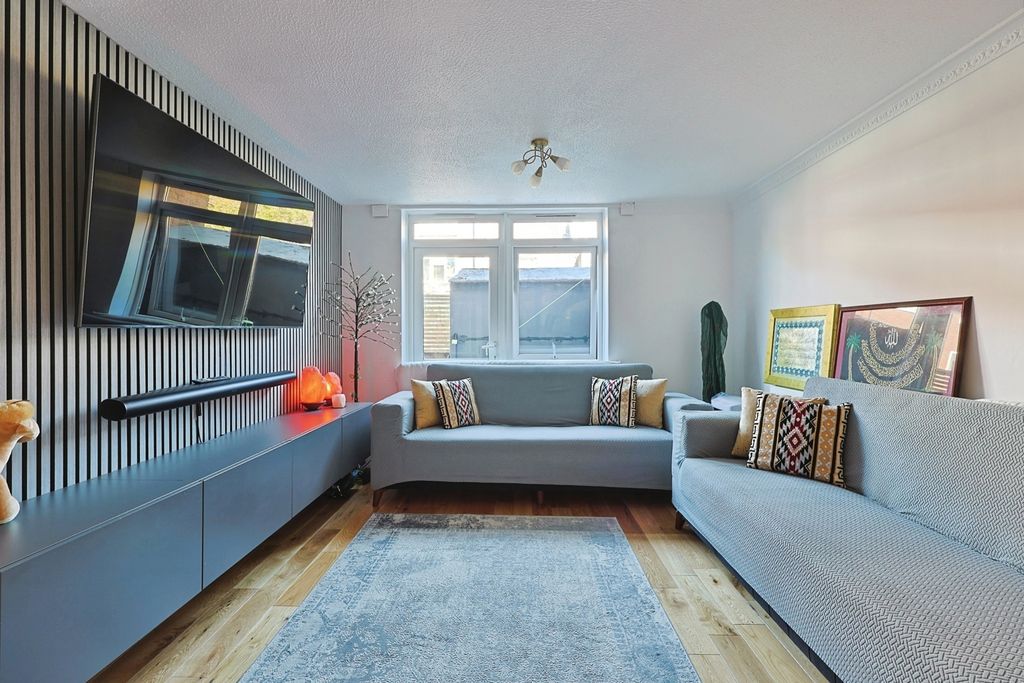 Property photo 1 of 18 Pbox-Img.Jpg